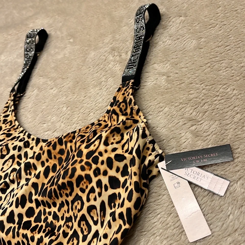 💰SOLD💰 DO NOT BUY
VICTORIA’S SECRET Bling It Leopard One Piece Swimsuit - Picture 7 of 10